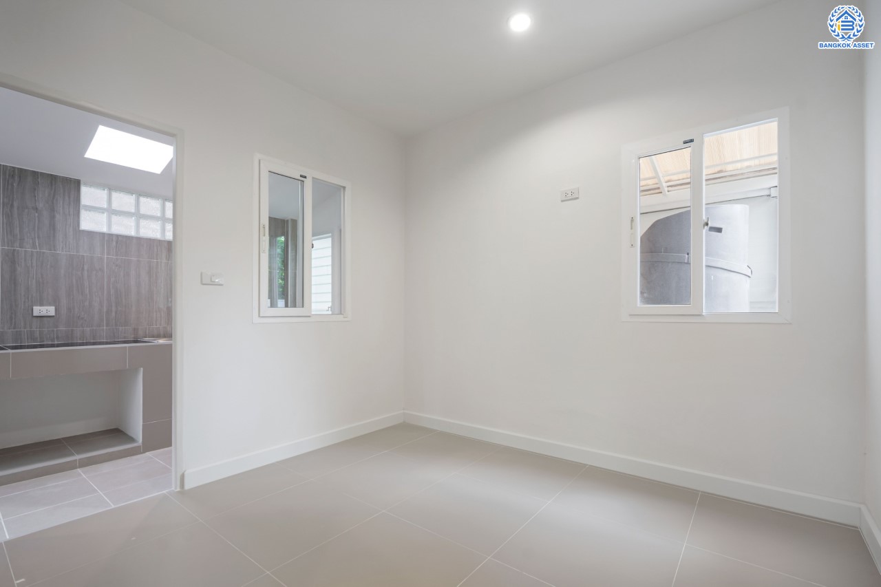 บ้านมือสองตกแต่งใหม่ ม.พฤกษาวิลเลจ11 ท่าอิฐ หลังมุม เนื้อที่ 50.2 ตร.ว. ฟังก์ชันพร้อม 4 ห้องนอน 2 ห้องน้ำ 2 ที่จอดรถ บนทำเลศักยภาพ เข้า-ออกได้ทั้งถ.รัตนาธิเบศร์ และถ.ราชพฤกษ์ ใกล้รถไฟฟ้าสายสีม่วง "สถานีบางรักน้อยท่าอิฐ"